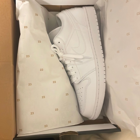 Jordan low triple white 2022